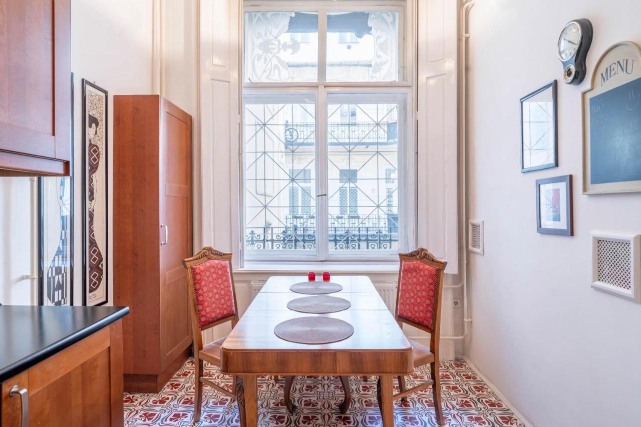 Stunning Spacious Art Nouveau Apart , Grand Piano Apartment บูดาเปสต์ ภายนอก รูปภาพ